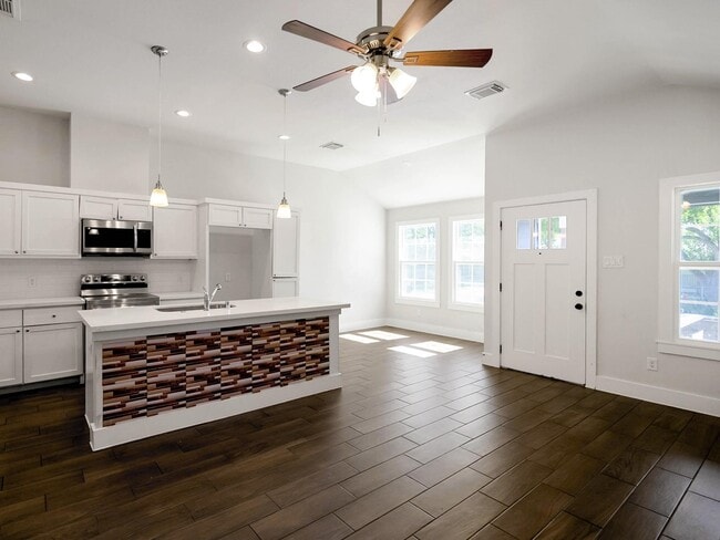 Building Photo - 5901 Woodview Dr
