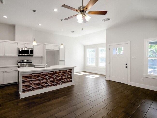 Foto del edificio - 5901 Woodview Dr