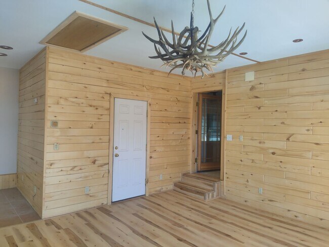Building Photo - Gorgeous 3B/2BTH Home in Holiday Acres on ...