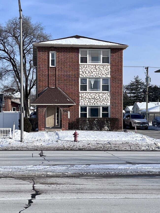 Building Photo - 9821 Ridgeland Ave