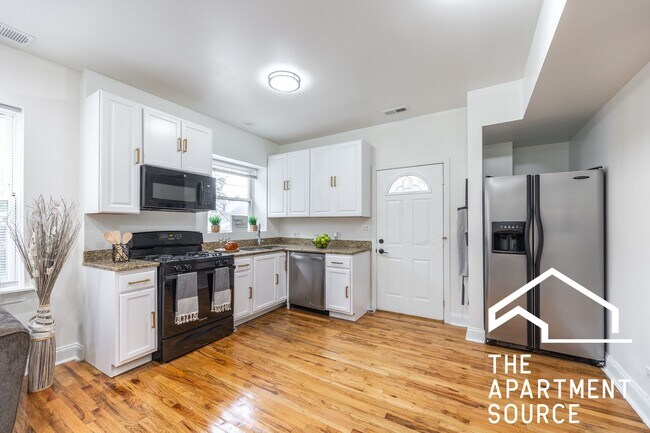 Photo - 3849 W Ainslie St Apartment