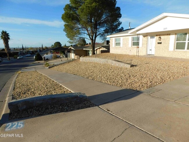 Building Photo - 225 3 Rivers Dr