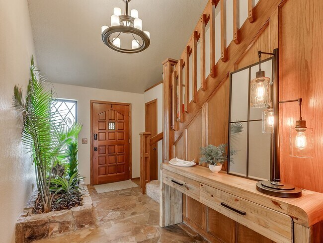 Building Photo - Fully Furnished Short Term Rental