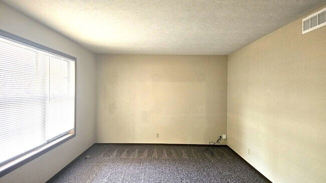 Foto del edificio - Massive 4 bed 2 bath home for rent