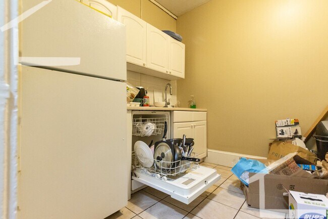 Foto del edificio - Well priced 3 bed in Coolidge Corner.... Don't miss out....