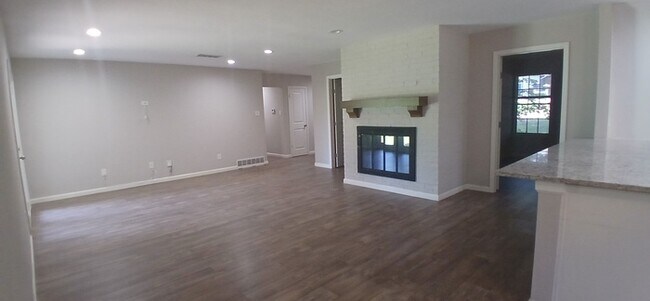 Foto del edificio - Beautiful 7 beds 3 baths in Ryanwood!