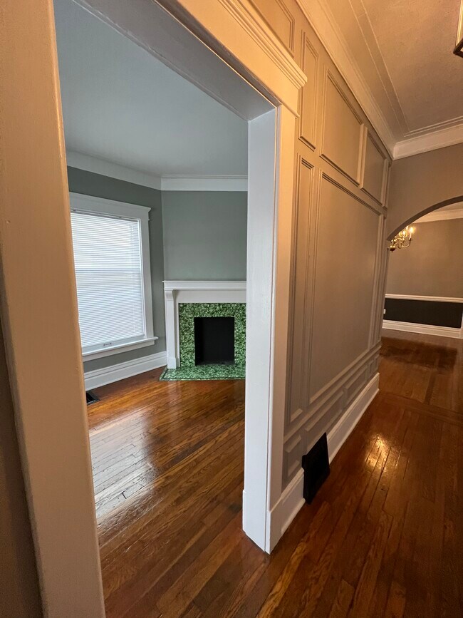 Den - 639 W 7th St