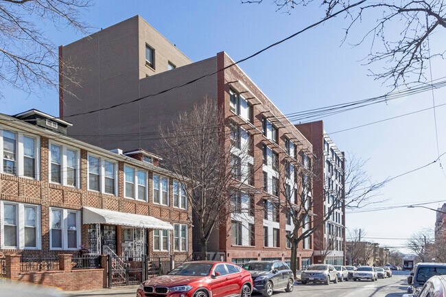 Building Photo - 700 Manida