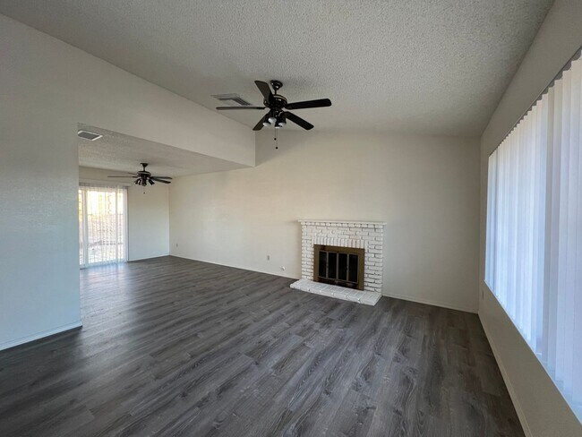 Foto del edificio - Remodeled 3 Bedroom 2 Bathroom House Locat...