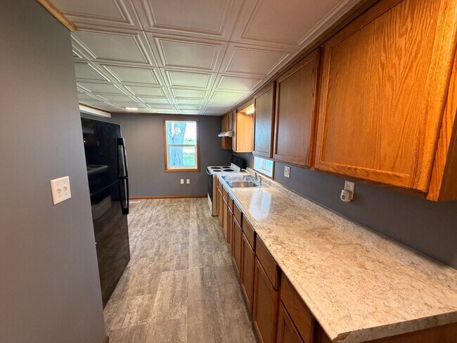 Building Photo - Spacious Family Home Near Schools and Parks in Rock Falls