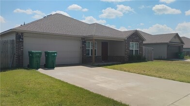 Building Photo - 1701 Forest Dr