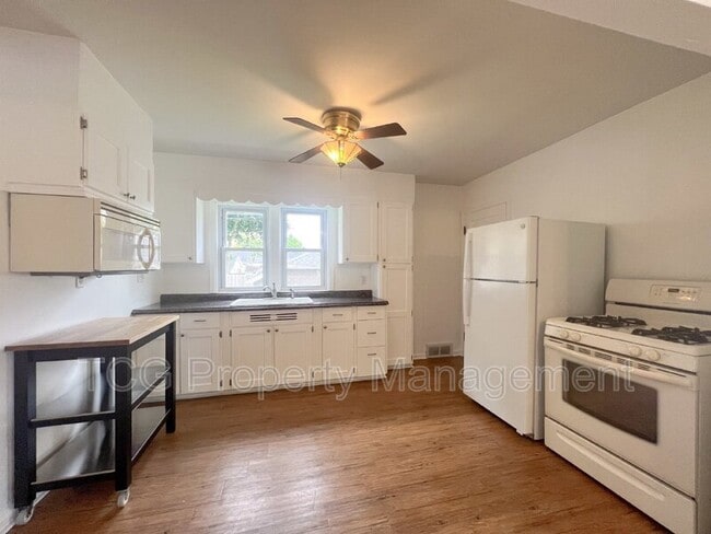 Building Photo - 938 Creve Coeur St