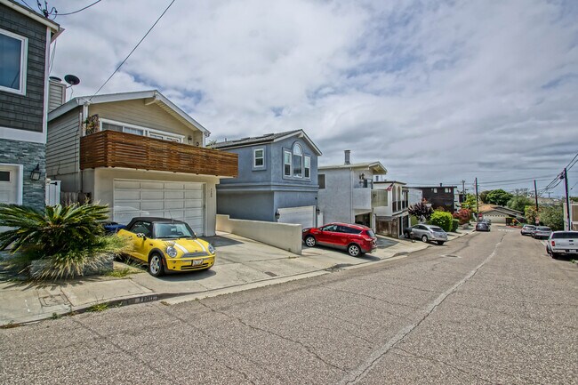 Building Photo - 1130 1st Pl