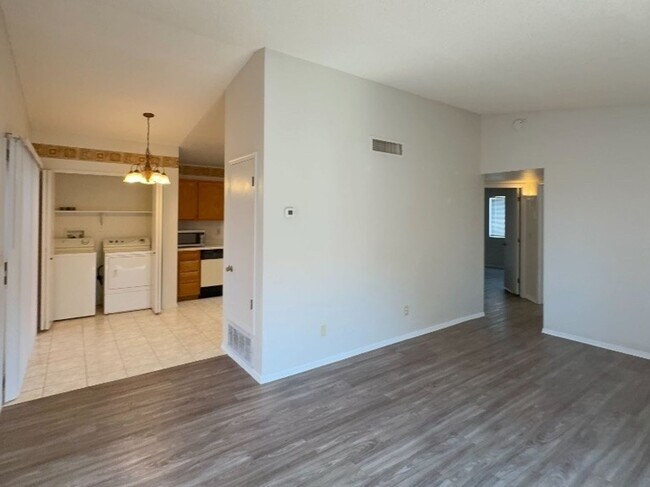 Building Photo - Very Nice 2 bedroom house with a Community...