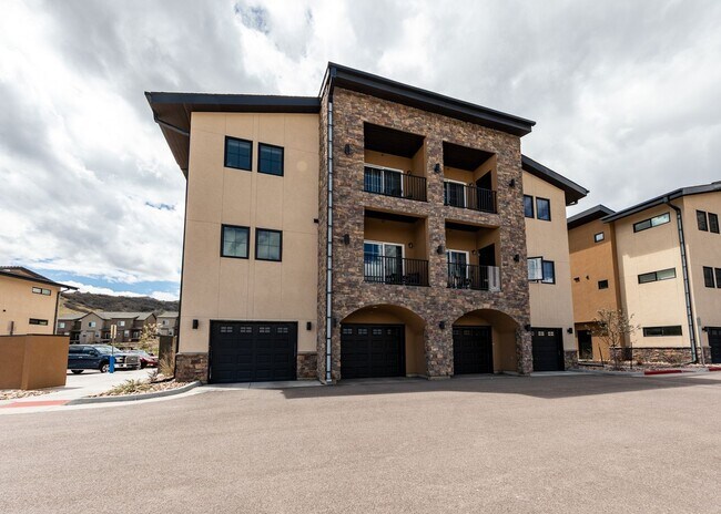 Building Photo - Top Floor 2 bed, 2 Bath Apartment near Gar...