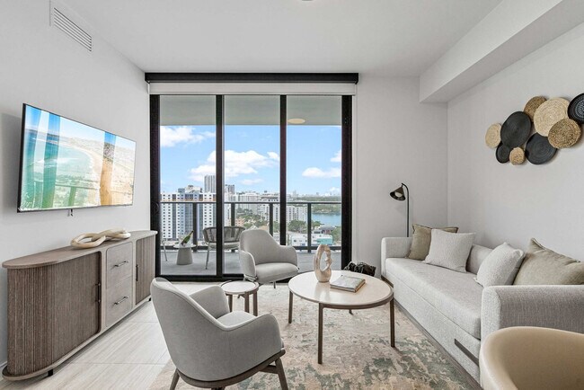 Foto del edificio - 7144 Byron Ave