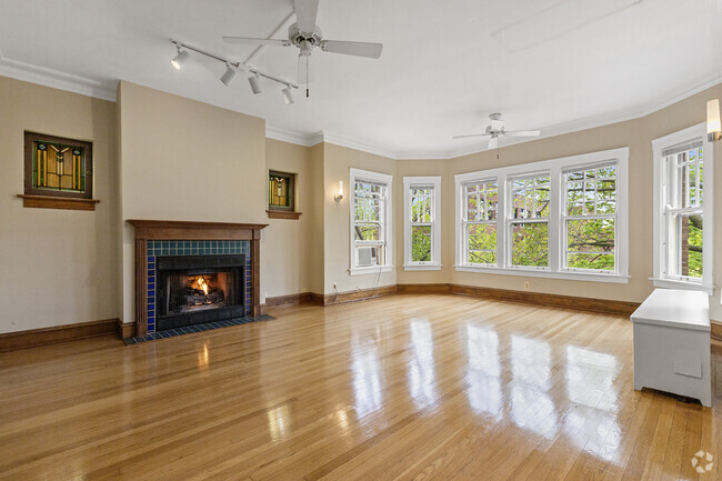 Building Photo - 6645 N Greenview Ave