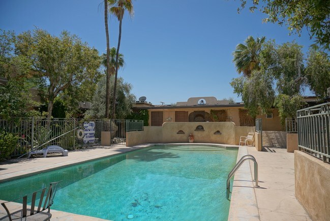 Foto del edificio - 1380 N Indian Canyon Dr