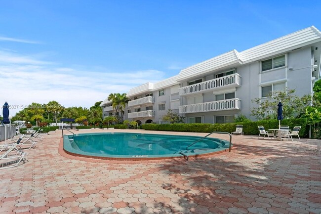 Foto del edificio - 100 Edgewater Dr