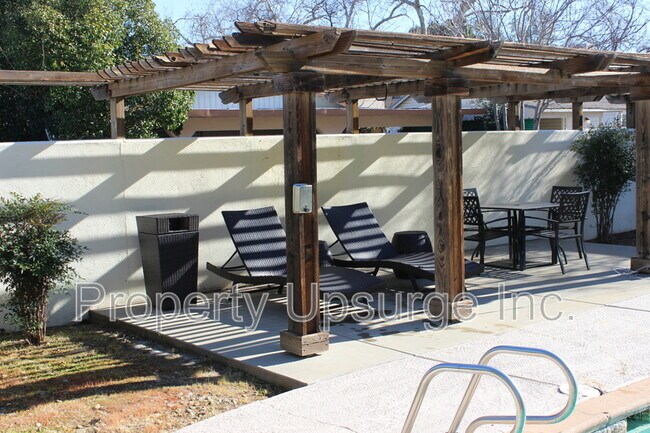 Building Photo - 715 Mary St