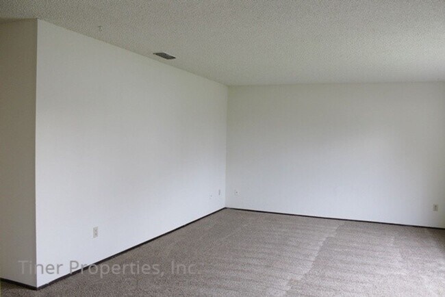 Building Photo - Spacious 4 bedroom home