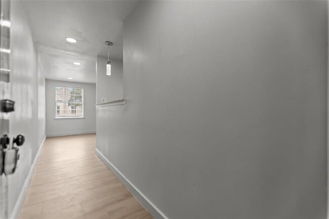Building Photo - 515 W Houston St