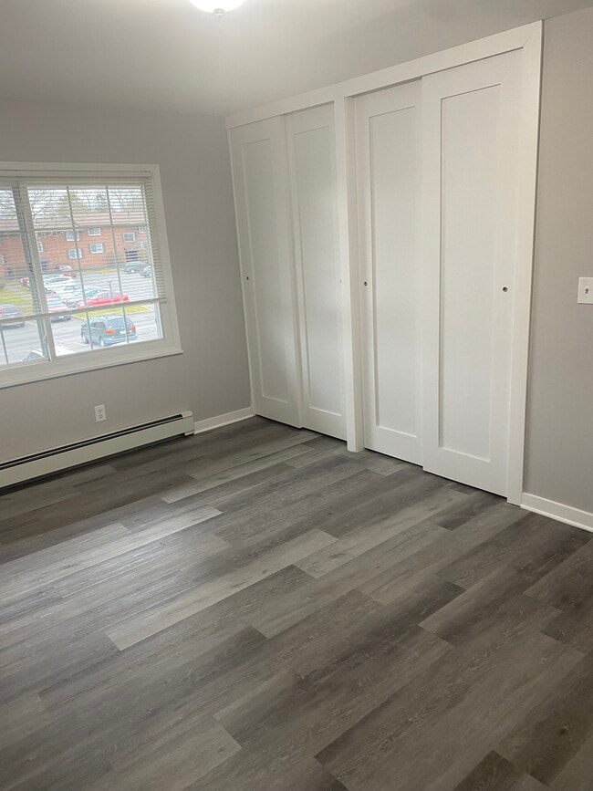 Building Photo - Carriage House