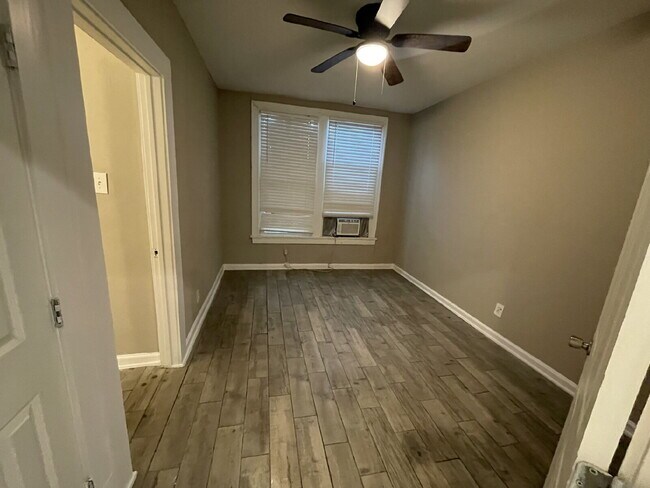 Foto del edificio - 204 E Dewey Pl