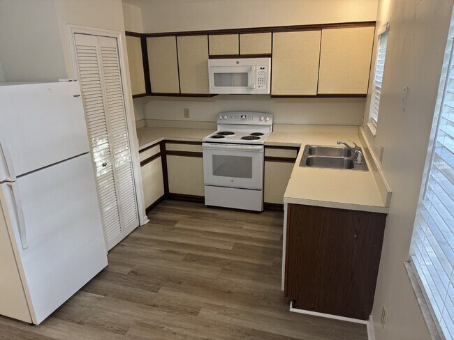 Foto del edificio - Two bedroom two bath ground floor townhome