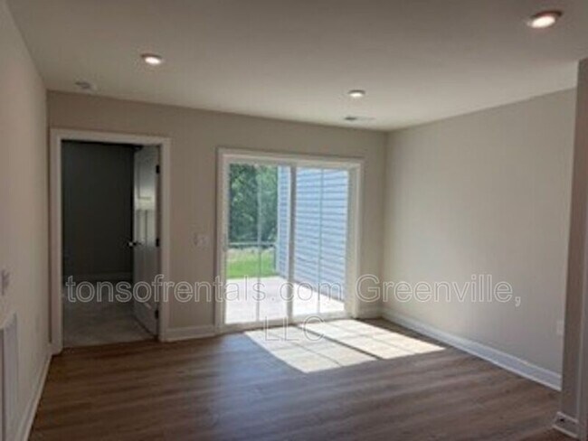 Foto del edificio - 4527 Duparc Way