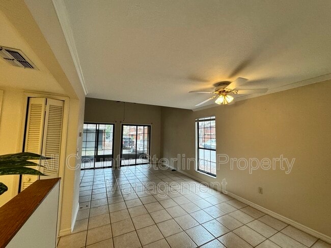 Building Photo - 812 SW 55th Terrace