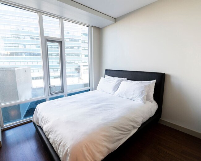 Photo du bâtiment - 10823 Jasper Ave