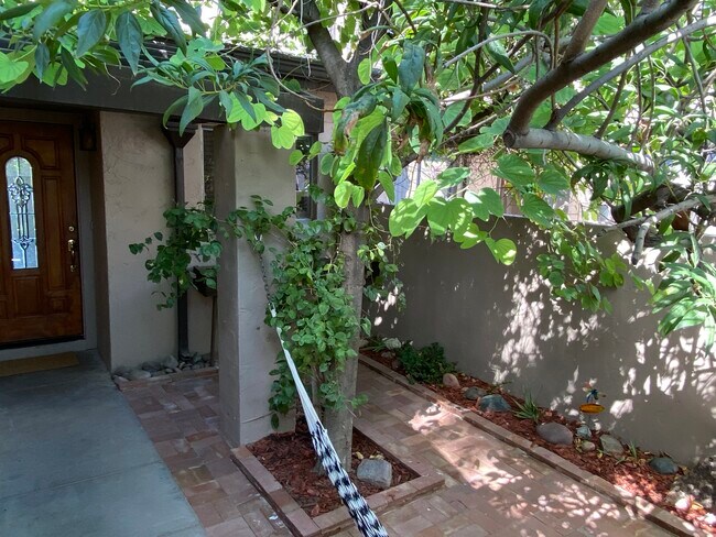 Foto del edificio - 2312 W Lindner Ave