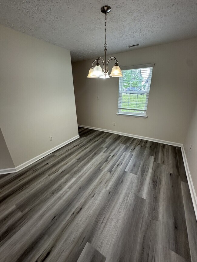 Foto del edificio - 3120 Slippery Elm Dr