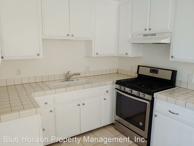 Building Photo - 2 br, 2 bath Apartment - 880 W. 3rd Street