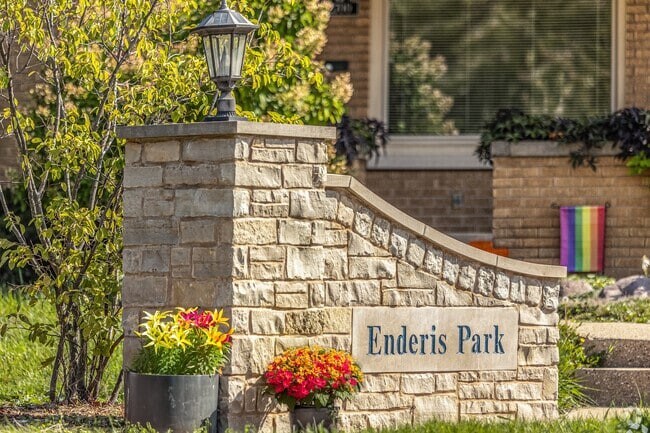 Foto del edificio - 3023 N 73rd St