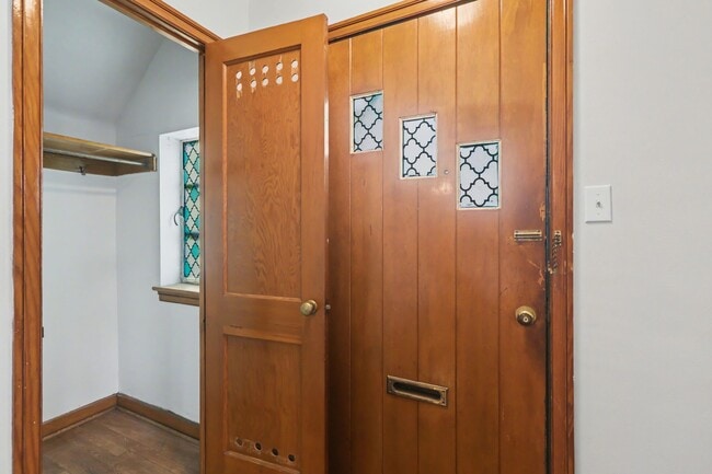 Building Photo - 2327 Chestnut St