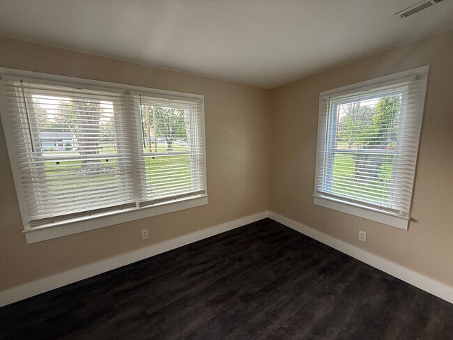 Foto del edificio - 2 Bed 1 Bath House with Office, Laundry Room and Garage