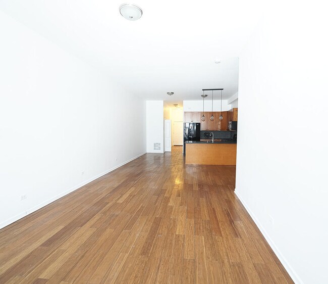 Building Photo - 4558 S Lake Park Ave