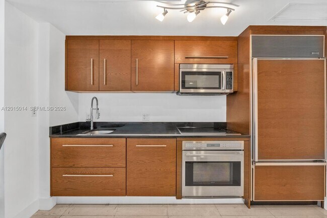 Building Photo - 475 Brickell Ave