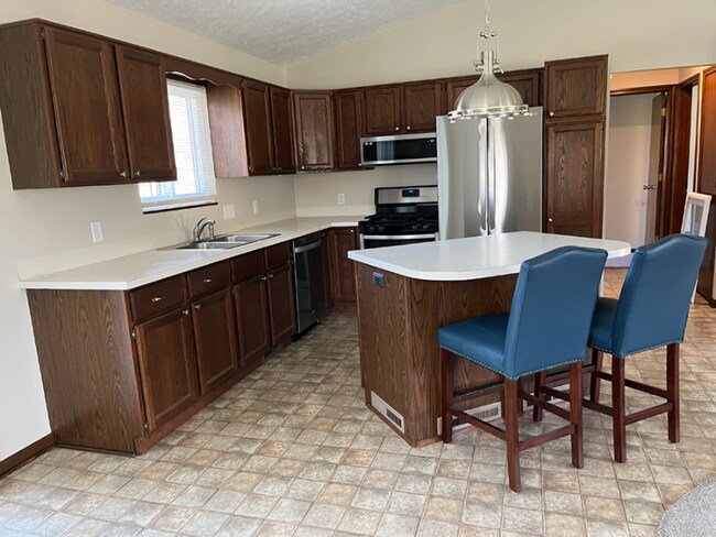 Building Photo - 325 Lamoreaux Dr NW