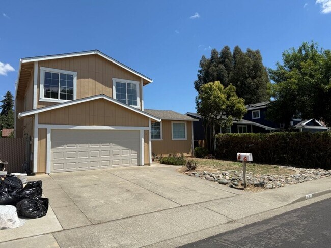 Building Photo - Rare Remodeled 5 Bedroom 2.5 Bath Tri Level in Vacaville
