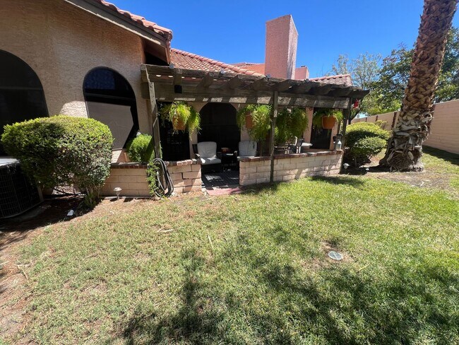 Foto del edificio - A Fabulous 2 Bedroom Single story Townhome...