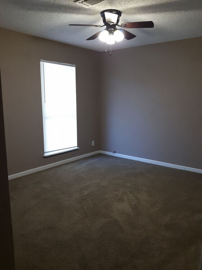 Building Photo - 2/1 in Nederland NISD