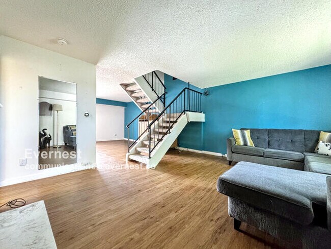 Foto del edificio - Lovely 3-Bedroom Townhome with Modern Comf...