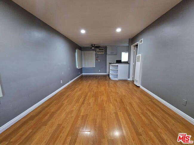 Foto del edificio - 7419 Woodley Ave