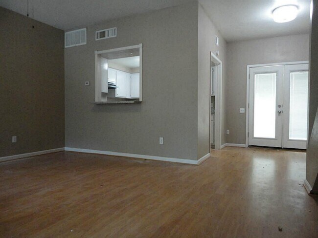 Building Photo - 11710 Southlake Dr