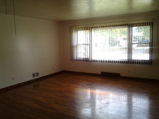 living area - 1715 W Westland Dr