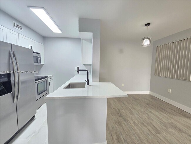 Foto del edificio - 2831 N Oakland Forest Dr