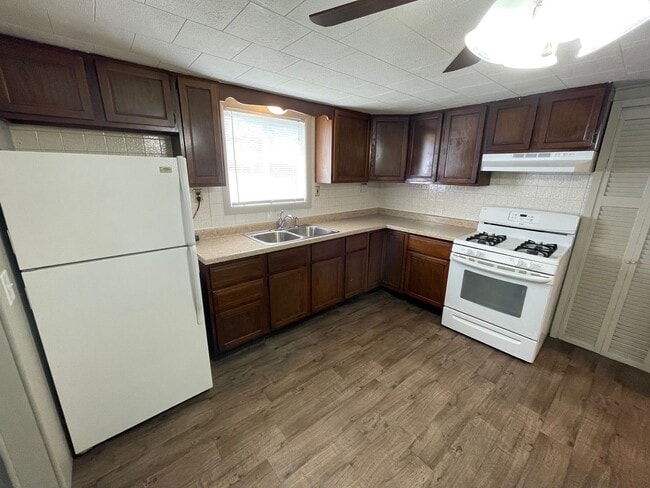 Building Photo - Two Bedroom House with 1 Car Garage in Gre...